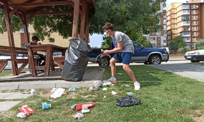 Büyükleri kirletti, Eymen toplayarak örnek oldu