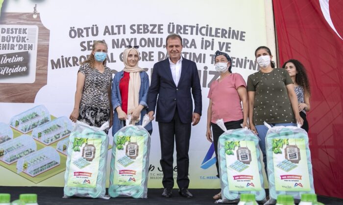 Büyükşehir Belediyesi, çiftçilere sera naylonu, sera ipi ve mikrobiyal gübre dağıttı