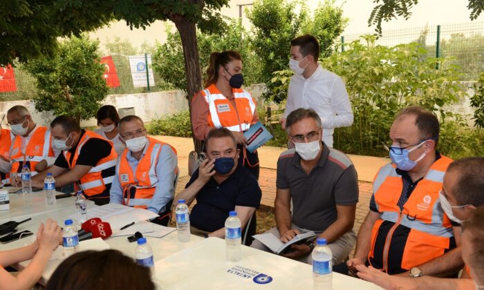 Büyükşehir Belediyesi Manavgat’ın her noktasında görev yapıyor