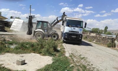 Çaldıran Belediyesi kırsal mahalleleri temizliyor