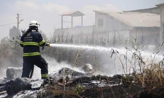 Çalılardan lastiklere sıçrayan yangın gökyüzünü dumana boğdu