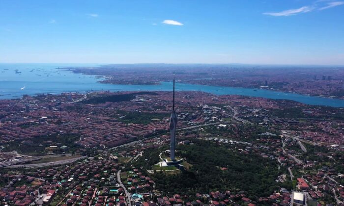Çamlıca Kulesi, Kurban Bayramı’nda ziyaretçilerin ilgi odağı oldu.