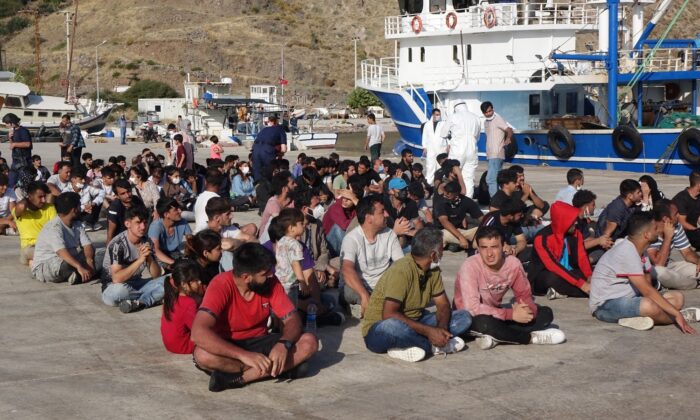 Çanakkale’de balıkçı teknesine operasyon: 231 düzensiz göçmen yakalandı