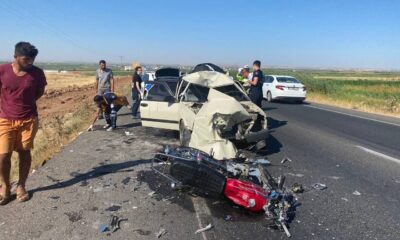 Çarptığı otomobilin üzerinde asılı kalan motosiklet sürücüsü öldü