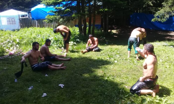 Çayırlarda yer bulamayan güreşçiler yeşil sahalara indi