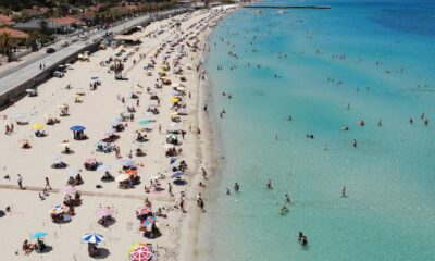 Çeşme plajlarındaki bayram yoğunluğu havadan görüntülendi
