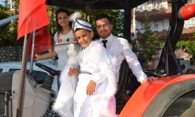 Çiftçi ailenin sünnet düğününde otomobiller yerlerini traktöre bıraktı