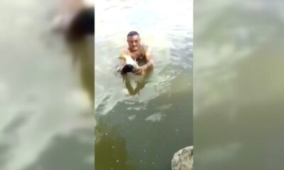 Çıplak elle balık tutan adamın yeteneği şaşırttı