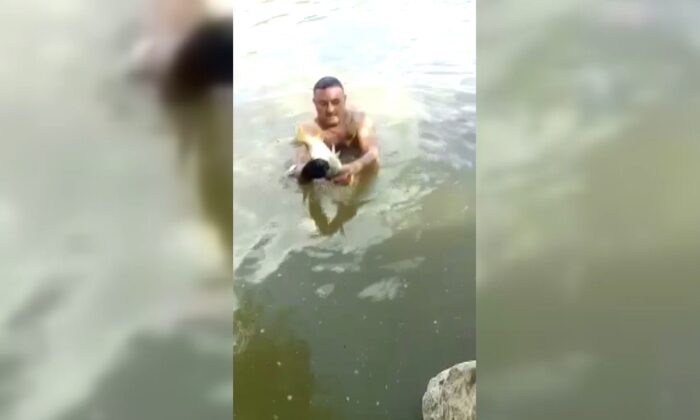 Çıplak elle balık tutan adamın yeteneği şaşırttı