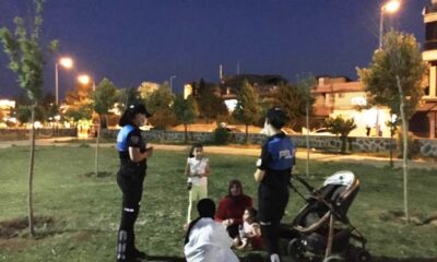 Cizre polisi park ve bahçelerde bulunan vatandaşlara Covid-19 aşısının önemini anlattı