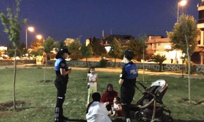 Cizre polisi park ve bahçelerde bulunan vatandaşlara Covid-19 aşısının önemini anlattı