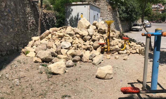 Çocuk parkı taş ocağı oldu