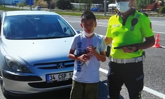 Çocuklara kırmızı düdük dağıttılar, trafik kazalarına dikkat çektiler