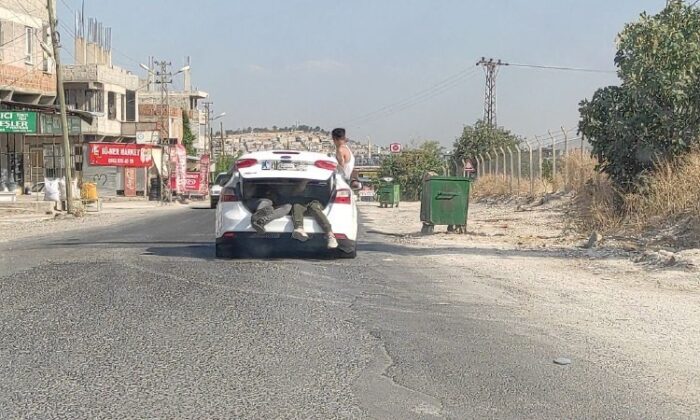 Çocukların bagajda tehlikeli yolculuğu kamerada