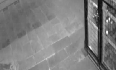 Çöp kovasıyla kavga eden adam kameraya yansıdı