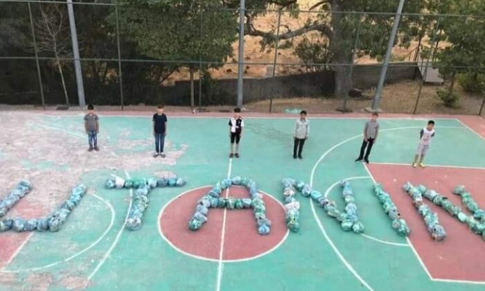 Çöpleri toplayıp, parka ’Utanın’ yazdılar