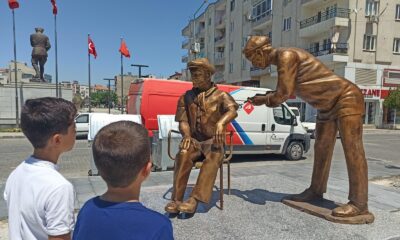 Covid-19 geçiren başkan ilçesine sağlıkçı anıtı yaptırdı