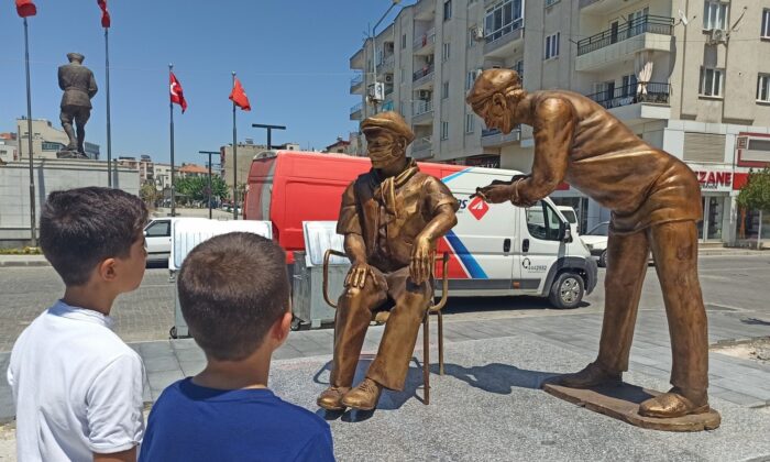 Covid-19 geçiren başkan ilçesine sağlıkçı anıtı yaptırdı