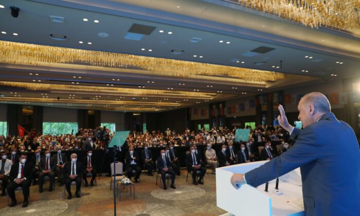 Cumhurbaşkanı Erdoğan: “CHP, tıpkı 27 Mayıs darbesi öncesi gibi, Türk siyasetini zehirlemekte, kirletmektedir”