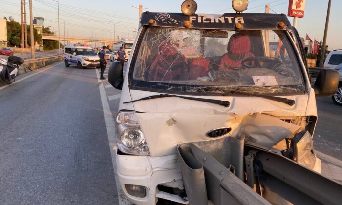 D-100’de kamyonet bariyerlere çarptı, sürücü ve yolcu sıkıştı