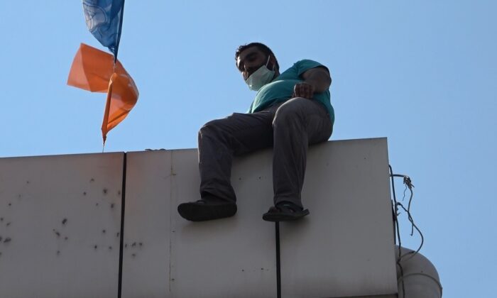 Daha evvel 49 kez çatıya çıkan şahıs bu sefer Bursa’da intihar şovu yaptı