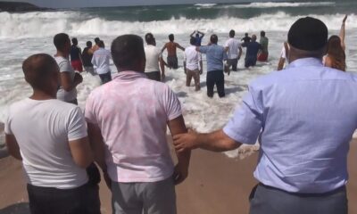 Dalgalar arasında cismi ceset sanınca herkes denize koştu