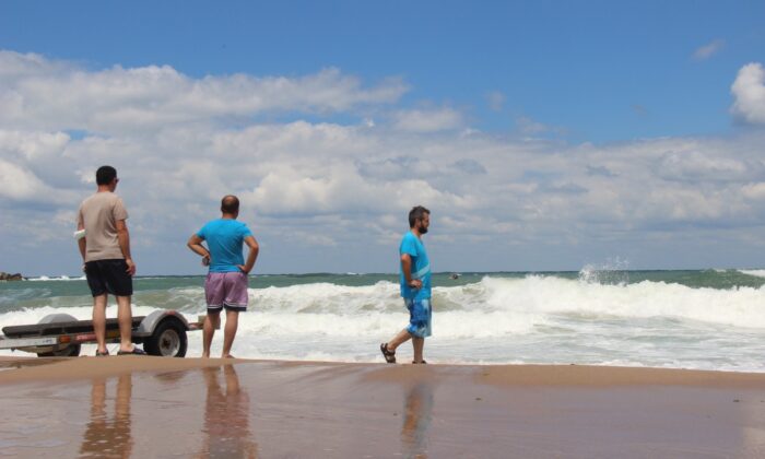 Dalgalar arasında kaybolan gençten 7 saattir iz bulunamadı