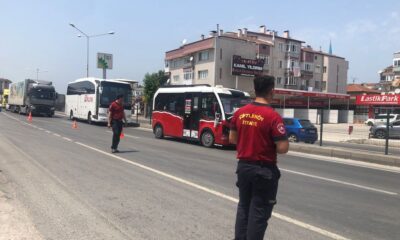 Damperi açık kalan kamyon üst geçide çarptı