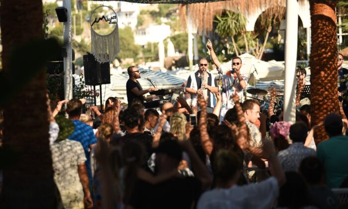 DEHA plaja indi tatilciler ayağa kalktı