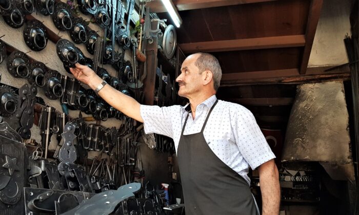 Demirciler Çarşısı’ndaki son ustaları mesleklerinin kaybolmasından korkuyor