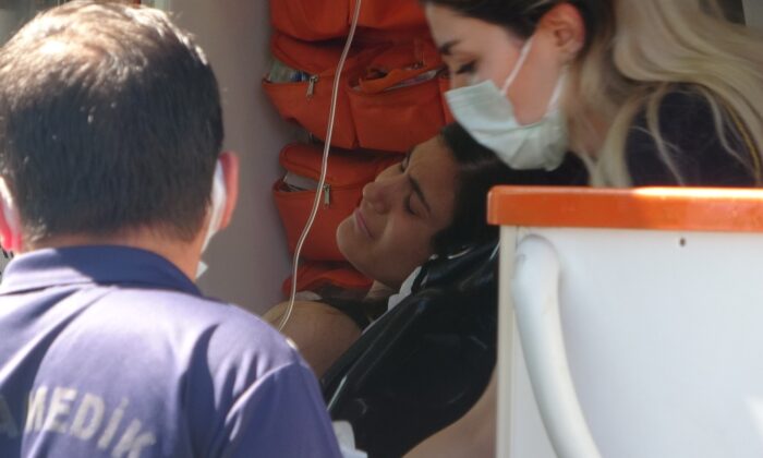 Denizde fenalık geçiren genç kadın, hastaneye kaldırıldı