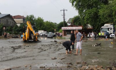 Dere taşınca Sapanca-Kartepe yolu ulaşıma kapandı