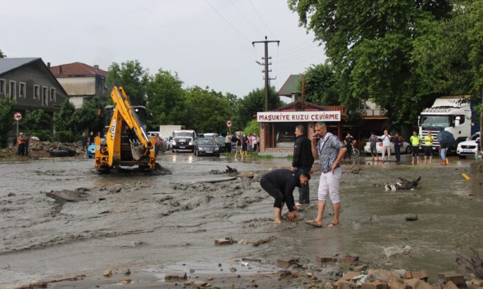 Dere taşınca Sapanca-Kartepe yolu ulaşıma kapandı