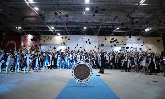 DEÜ Tıp Fakültesinde mezuniyet sevinci