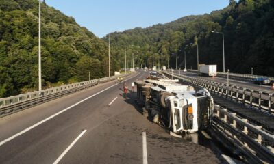 Devrilen tırın kapattığı Bolu Dağı Tüneli İstanbul yönü 4 saatte açıldı