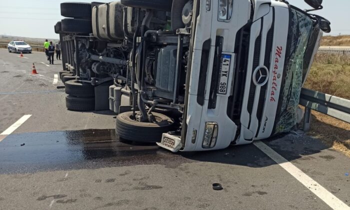 Devrilen tırın şoförü kazayı yara almadan atlattı
