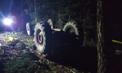 Devrilen traktörün altında kalan sürücü öldü