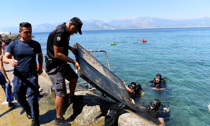 Dip temizliği için dalıp denizden ahşap kapı çıkardılar
