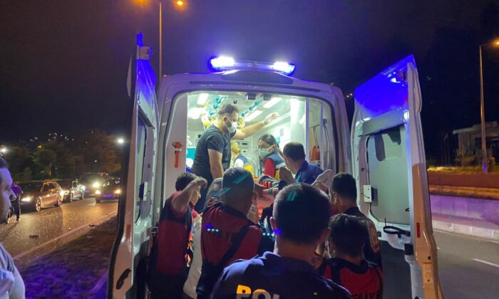 Direğe çarpan otomobil kağıt gibi büküldü: 2 yaralı