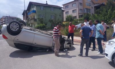 Direksiyon hakimiyetini kaybeden bayan sürücü otomobiliyle takla attı