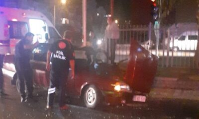 Direksiyon hakimiyetini kaybetti refüje çarptı