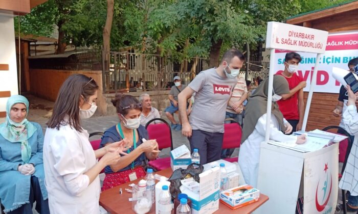 Diyarbakır Sanat Sokağında aşı standı kuruldu