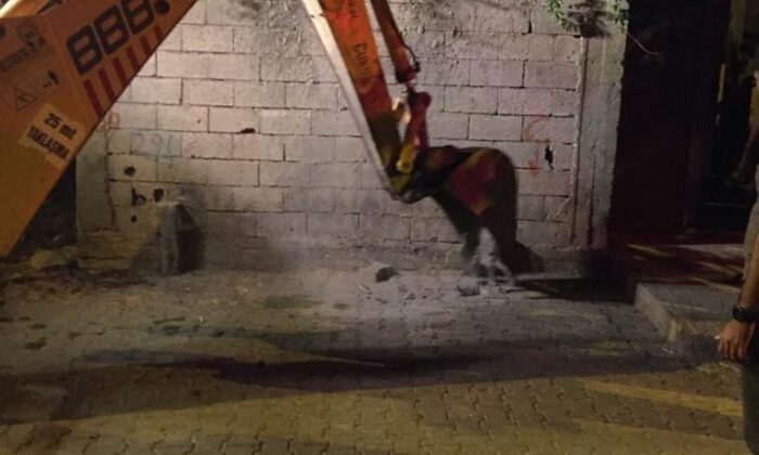 Diyarbakır’da çukura düşen yavru köpeğin annesi, yavrusu çukurdan kurtarılana kadar bekledi