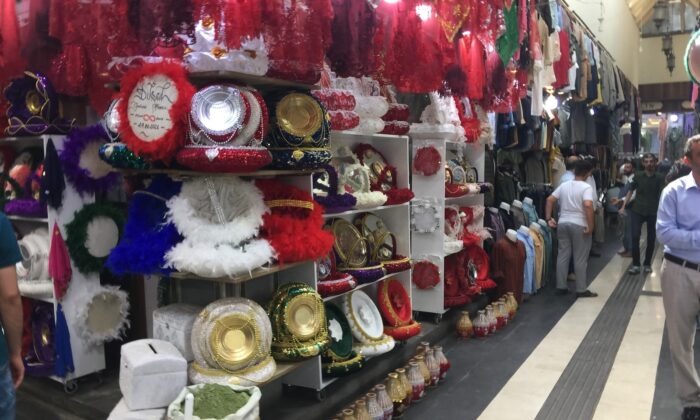 Diyarbakır’da düğünler kına malzemesi satıcılarının da yüzünü güldürdü