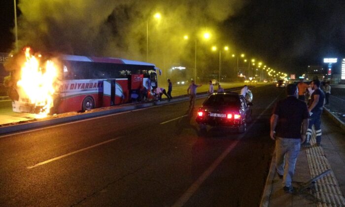 Diyarbakır’da faciadan dönüldü: Yolcu otobüsü seyir halindeyken cayır cayır yandı