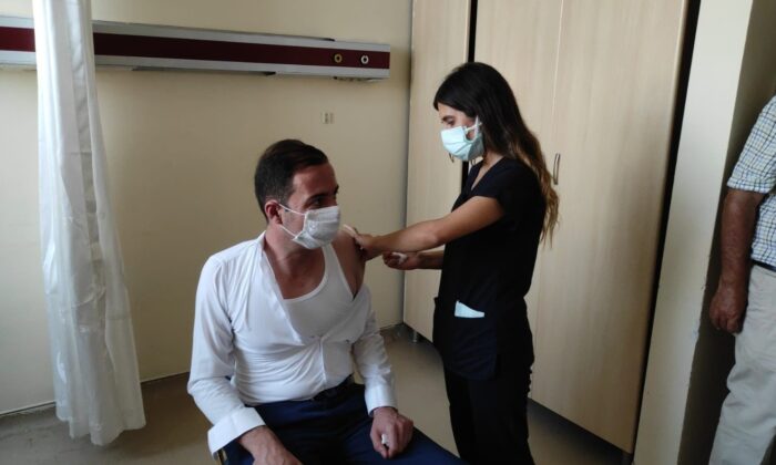 Diyarbakır’da MHP il başkanlığından aşı kampanyasına destek