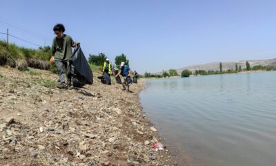 Doğaseverler 2 saatte 30 çuval çöp topladı