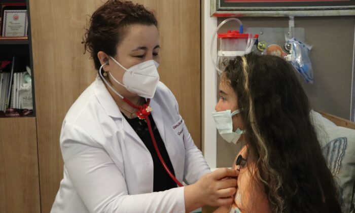 Doktorun tesadüfen muayene ettiği minik kız kör olmaktan kurtuldu