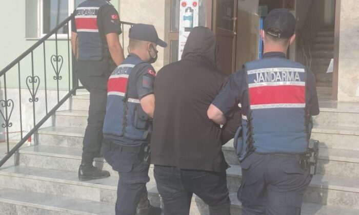 Dolandırıcılık şüphelisi saklandığı ranzanın altında yakalandı