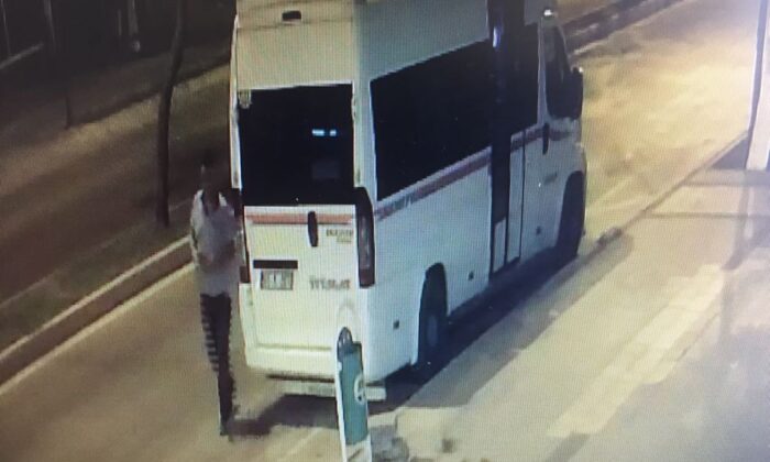 Dolmuşla gelip büfeden 50 bin liralık sigara ve laptop çaldı